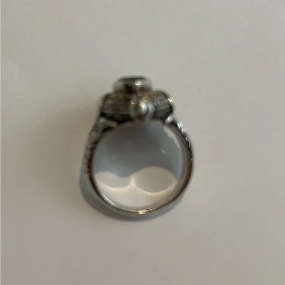 Elegant Silver and Gold-Toned Gem Ring - Picture 3 of 5